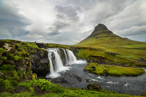 Wasserfall und Berg Kirkjufell, eine wunderschöne isländische Landschaft. - HPIF29615