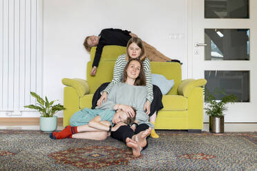 Familie entspannt sich im heimischen Wohnzimmer - NDEF00649