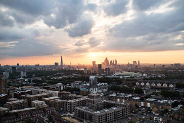 Ein Sonnenuntergang über einem Londoner Skyline-Panorama. - HPIF30244