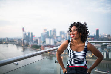 Porträt einer schwarzen Geschäftsfrau vor dem Panorama einer Londoner Dachterrasse, Raum kopieren. - HPIF30277