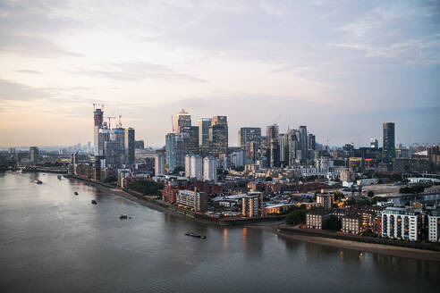 Abenddämmerung über einem Londoner Skyline-Panorama mit der Themse. - HPIF30284