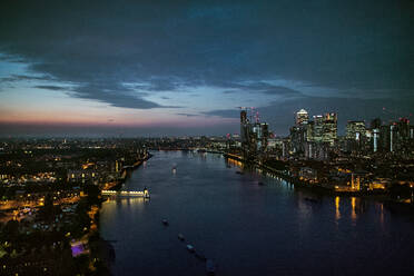 Abenddämmerung über einem Londoner Skyline-Panorama mit der Themse. - HPIF30290