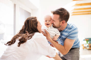 Porträt einer jungen Familie mit einem kleinen Jungen, der sich zu Hause amüsiert. - HPIF30295