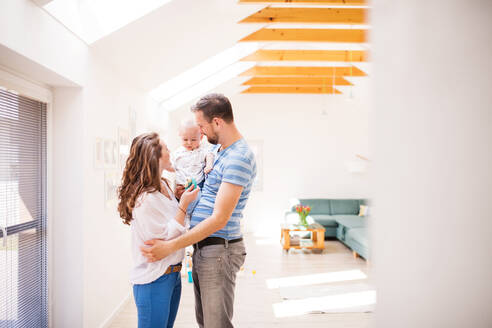 Porträt einer jungen Familie mit einem kleinen Jungen zu Hause, stehend. - HPIF30296