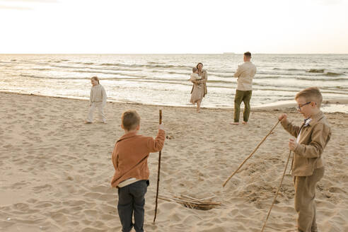 Eine Familie, die gemeinsam am Strand Spaß hat - VIVF00957