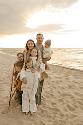 Glückliche Familie gemeinsam am Strand - VIVF00969