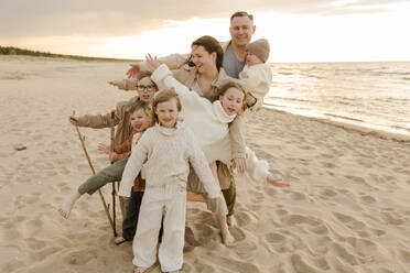 Glückliche Familie, die gemeinsam am Strand Spaß hat - VIVF00971