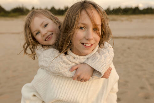 Happy girls enjoying together at beach - VIVF00999