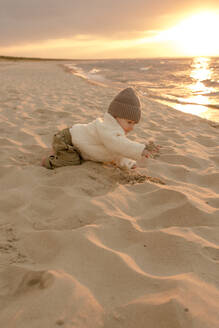 Niedlicher kleiner Junge spielt im Sand am Strand - VIVF01024