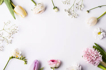 Glückliche Mütter Tag Zusammensetzung. Bunte Blumen auf einem weißen Hintergrund. Flach legen. Studio Schuss. - HPIF30430