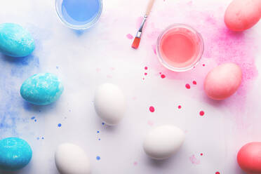 Bemalte Eier, Farbe und Pinsel flach auf einem weißen Hintergrund legen. Ostern und Frühling Zusammensetzung. Studio Schuss. Kopieren Raum. - HPIF30445