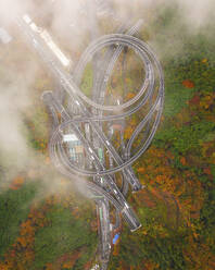 Aerial view of the tortuous Annai Bridge on the Takaosan IC highway, Tokyo, Japan. - AAEF18216