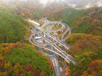 Aerial view of the tortuous Annai Bridge on the Takaosan IC highway, Tokyo, Japan. - AAEF18217