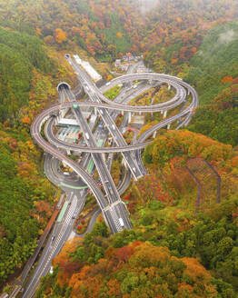 Aerial view of the tortuous Annai Bridge on the Takaosan IC highway, Tokyo, Japan. - AAEF18218