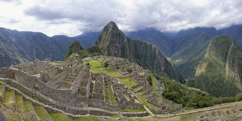 Machu Picchu, UNESCO World Heritage Site, ruined city of the Incas with Mount Huayana Picchu, Andes Cordillera, Urubamba province, Cusco, Peru, South America - RHPLF24705