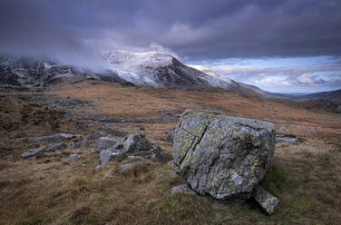 Glacial Erratic Boulder backed by the Glyderau Mountains, Cwm Idwal, Snowdonia National Park, Eryri, North Wales, United Kingdom, Europe - RHPLF24870