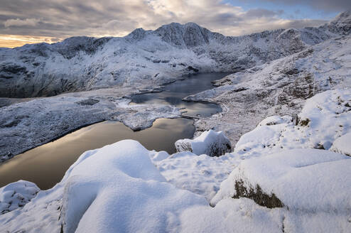 Y Lliwedd, Llyn Llydaw and the Miners Track route to Snowdon in winter, Cwm Dyli, Eryri, Snowdonia National Park, North Wales, United Kingdom, Europe - RHPLF24872