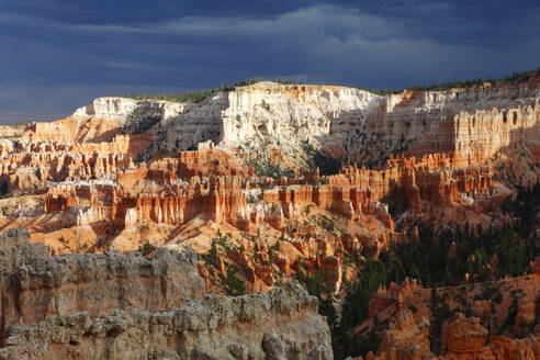 Looking towards Inspiration Point from near Sunrise Point, Bryce Canyon, Utah, United States of America, North America - RHPLF25005
