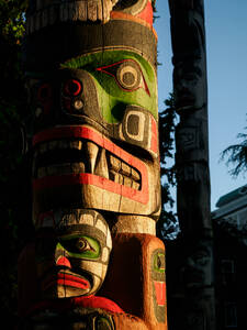 First Nations totem poles, Thunderbird Park, Vancouver Island, next to the Royal British Columbia Museum, Victoria, British Columbia, Canada, North America - RHPLF25235