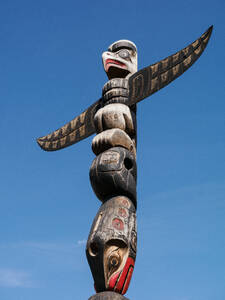 First Nations totem pole, Duncan, Vancouver Island, British Columbia, Canada, North America - RHPLF25236