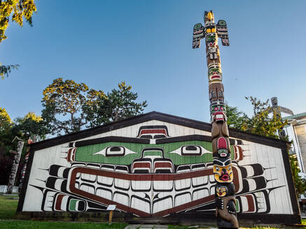 First Nations totem poles and Big House, Thunderbird Park, Vancouver Island, next to the Royal British Columbia Museum, Victoria, British Columbia, Canada, North America - RHPLF25238