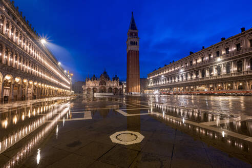 St. Mark's Square with the Campanile bell tower and the Basilica of St. Mark, San Marco, Venice, UNESCO World Heritage Site, Veneto, Italy, Europe - RHPLF25275