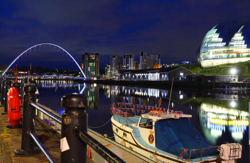 Gateshead Millennium Bridge, Newcastle-upon-Tyne, Tyne and Wear, England, United Kingdom, Europe - RHPLF25337