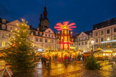 View of Christmas Market in Brunnen Am Plan in historic town centre, Koblenz, Rhineland-Palatinate, Germany, Europe - RHPLF25372