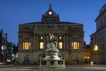 The Nelson Monument and Liverpool Town Hall at night, Exchange Flags, Liverpool City Centre, Liverpool, Merseyside, England, United Kingdom, Europe - RHPLF25447