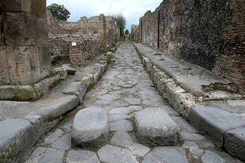 Zebra Crossing, cobbled street with stepping stones, Pompeii, UNESCO World Heritage Site, Campania, Italy, Europe - RHPLF25489