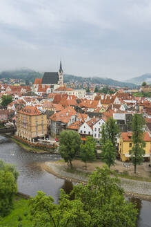 Historic center of Cesky Krumlov as seen from The Castle and Chateau, UNESCO World Heritage Site, Cesky Krumlov, South Bohemian Region, Czech Republic (Czechia), Europe - RHPLF25871