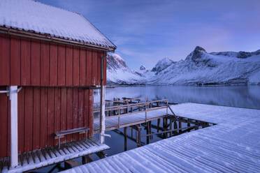 Rorbuer Fishing Hut and wooden jetty overlooking Bergsfjord and the Bergsbotn mountain range, Bergsbotn, Senja, Troms og Finnmark county, Norway, Scandinavia, Europe - RHPLF25920