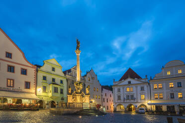 Fountain and Plague Column with traditional houses with gables in background at twilight, Namesti Svornosti Square in historical center, UNESCO World Heritage Site, Cesky Krumlov, Czech Republic (Czechia), Europe - RHPLF25982