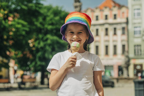 Glückliches Mädchen hält Eis am sonnigen Tag - VSNF00994