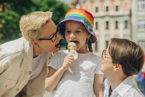Lesbisches Paar genießt mit Tochter Eis essen - VSNF00995