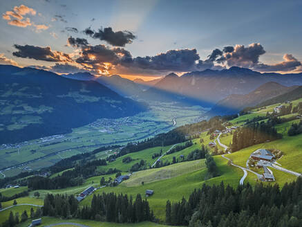 Blick auf die Berge und das Zillertal bei Sonnenaufgang, Österreich, Tirol - ANSF00384