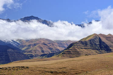 Aussicht auf Berge mit bewölktem Himmel, Maloti-Drakensberg Park, Südafrika - ANSF00385