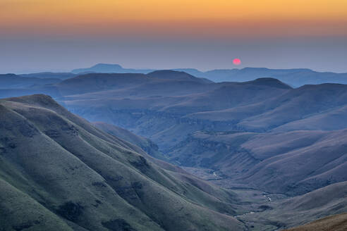 Blick auf das Giant's Castle Tal bei Sonnenuntergang, KwaZulu-Natal, Drakensberge, Südafrika - ANSF00395