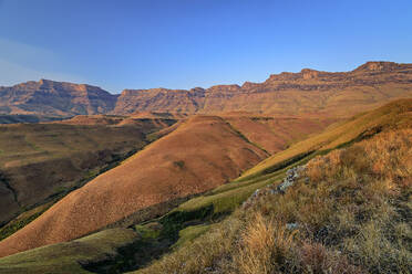 Giant's Castle vom Langalibalele-Rücken aus gesehen in KwaZulu-Natal, Drakensberge, Südafrika - ANSF00397