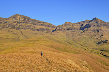 Woman hiking on sunny day at KwaZulu-Natal, Drakensberg, South Africa - ANSF00400