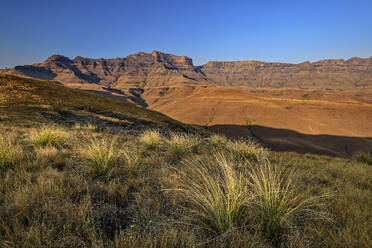 Landschaftliche Ansicht der Berge unter dem Himmel in KwaZulu-Natal, Drakensberge, Südafrika - ANSF00409