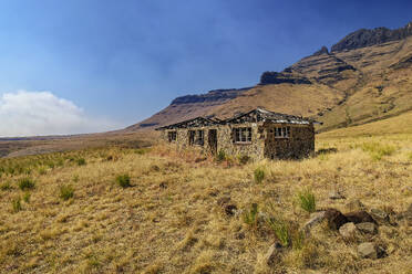 Verlassene Hütten in einem Tal in KwaZulu-Natal, Drakensberge, Südafrika - ANSF00411