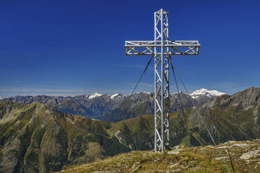 Gipfelkreuz auf einem Berg im Nationalpark Hohe Tauern, Österreich - ANSF00418