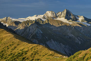 Blick auf die Berge an einem sonnigen Tag im Nationalpark Hohe Tauern, Österreich - ANSF00419