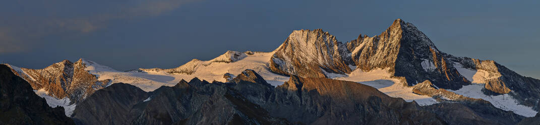 Panoramablick auf Berge mit Schnee, Nationalpark Hohe Tauern, Österreich - ANSF00424