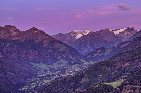 Blick auf einen Berg unter dem Himmel bei Sonnenuntergang, Nationalpark Hohe Tauern, Österreich - ANSF00427