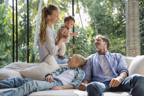 Eine glückliche Familie, die Zeit miteinander verbringt und sich zu Hause wohlfühlt - IKF00768