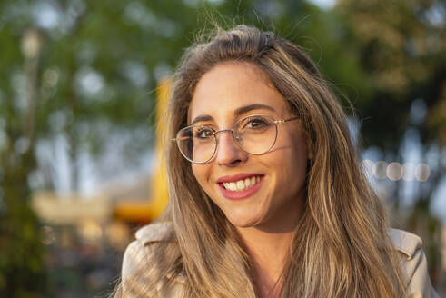 Glückliche junge Frau mit Brille - BFRF02428
