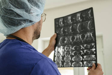Radiologe prüft Röntgenbild in der Klinik - OSF01597
