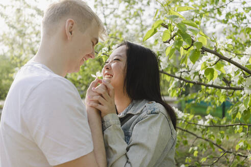 Lächelndes romantisches Paar sieht sich im Park an - SEAF01942